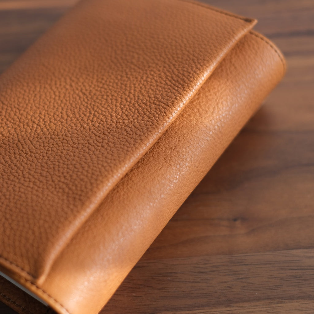 【ペブルヌメ】ペンを持ち歩くシステム手帳　バイブルサイズ　16mmリング　