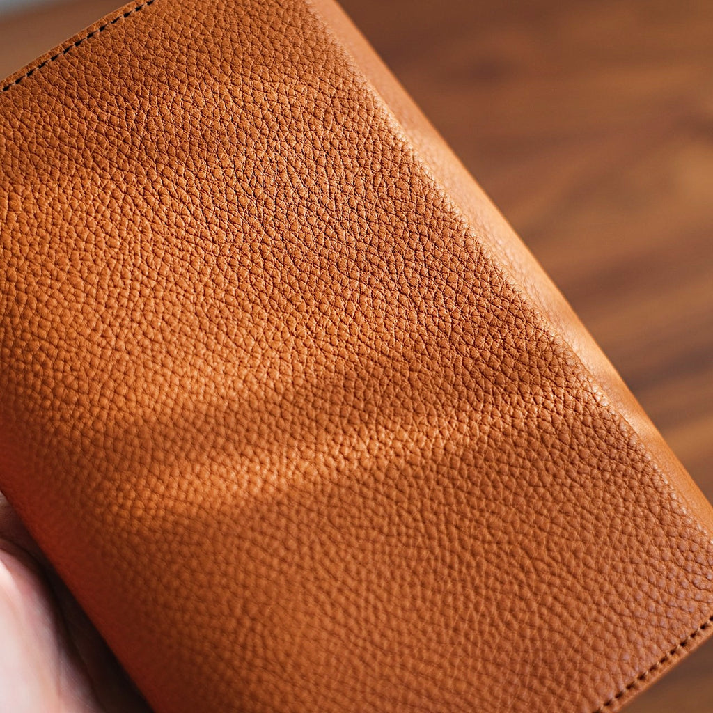 【ペブルヌメ】ペンを持ち歩くシステム手帳　バイブルサイズ　16mmリング　