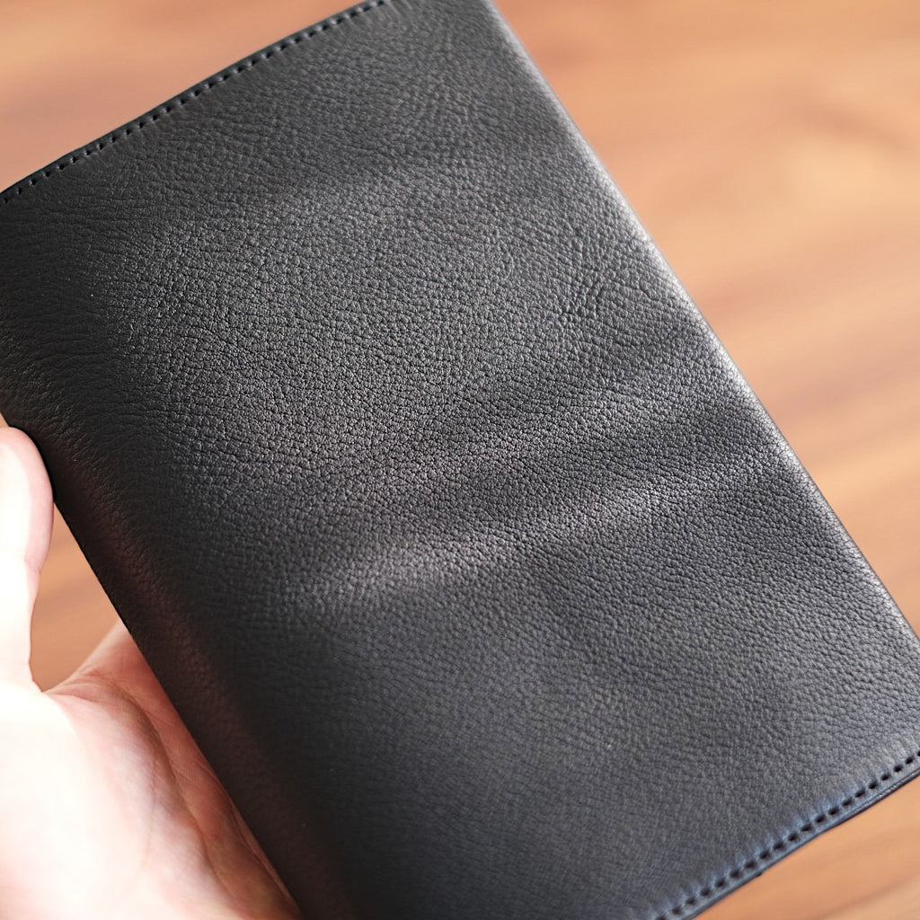 【ペブルヌメ】ペンを持ち歩くシステム手帳　バイブルサイズ　16mmリング　