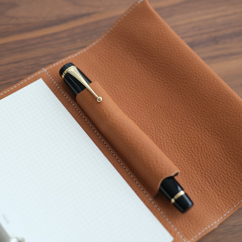 【ペブルヌメ】ペンを持ち歩くシステム手帳　バイブルサイズ　16mmリング　