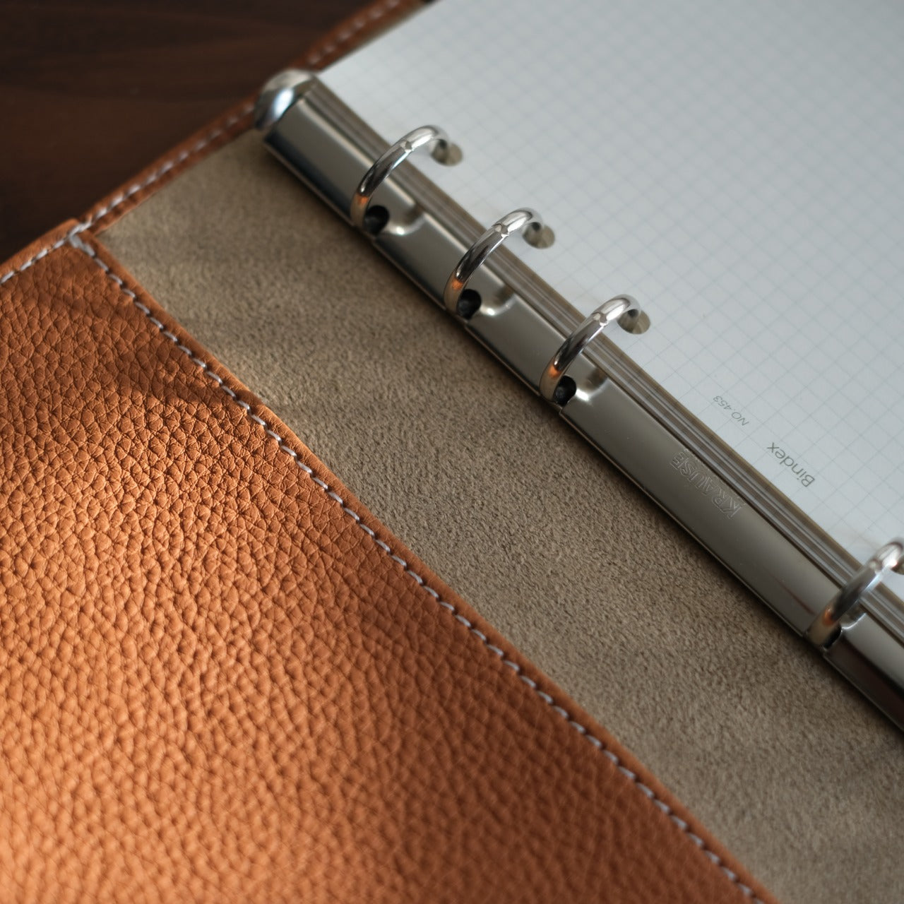 【ペブルヌメ】ペンを持ち歩くシステム手帳　バイブルサイズ　16mmリング　