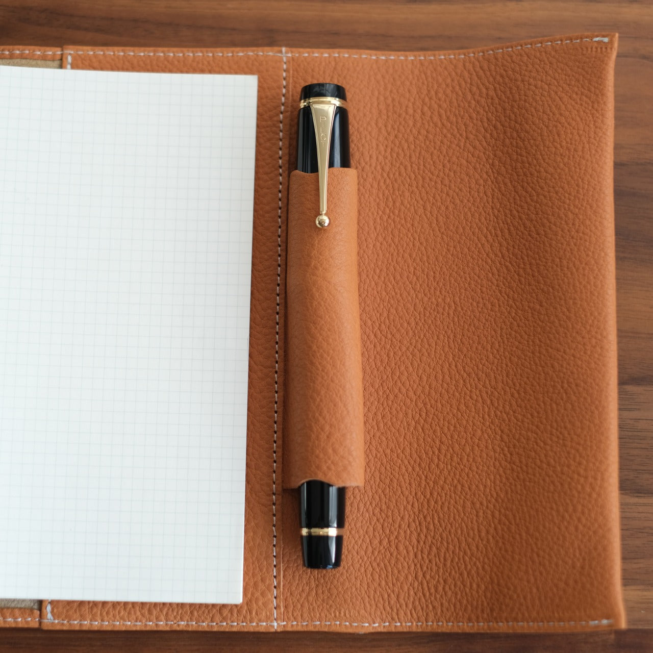【ペブルヌメ】ペンを持ち歩くシステム手帳　バイブルサイズ　16mmリング　