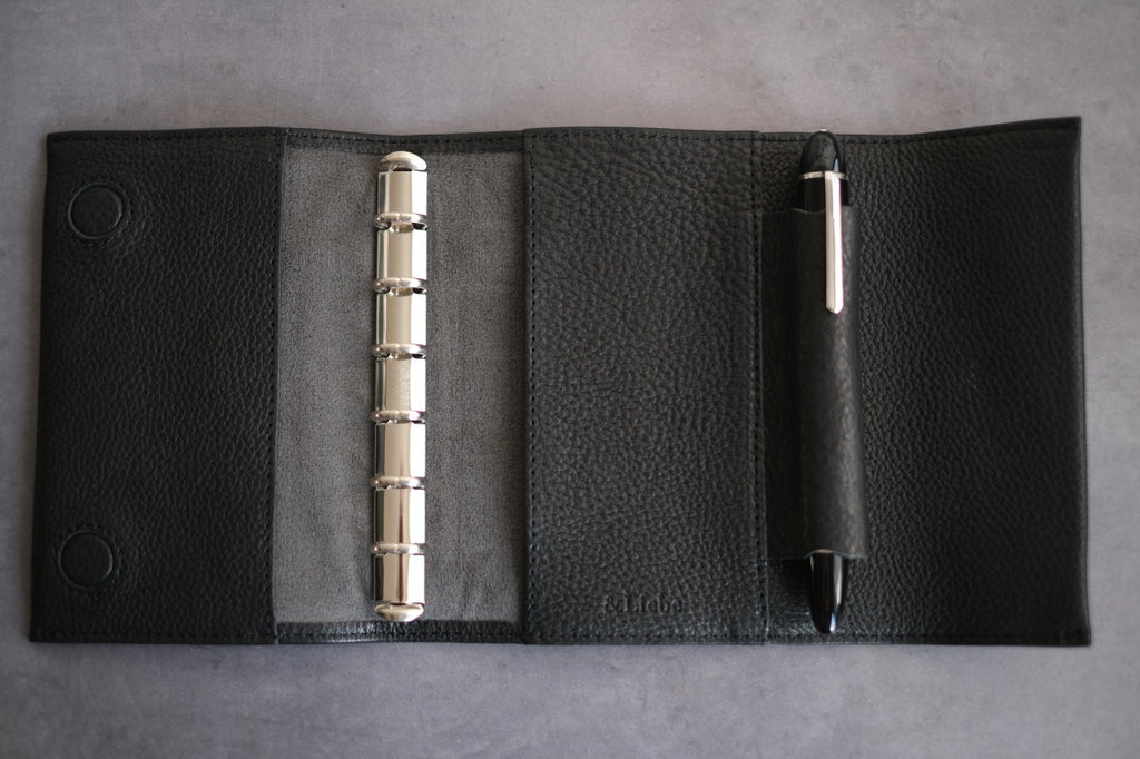 【ペブルヌメ】ペンを持ち歩くシステム手帳　M6サイズ　13mmリング　