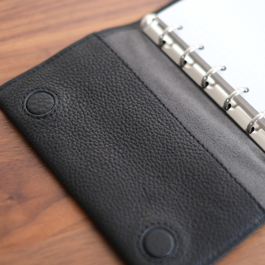 【ペブルヌメ】ペンを持ち歩くシステム手帳　M6サイズ　13mmリング　