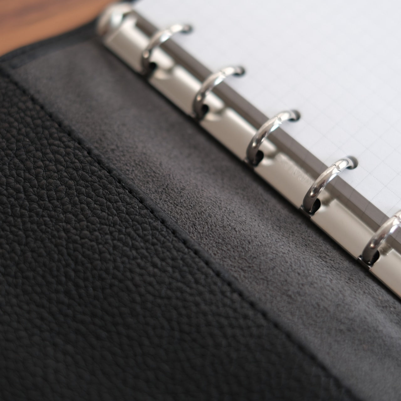 【ペブルヌメ】ペンを持ち歩くシステム手帳　M6サイズ　13mmリング　