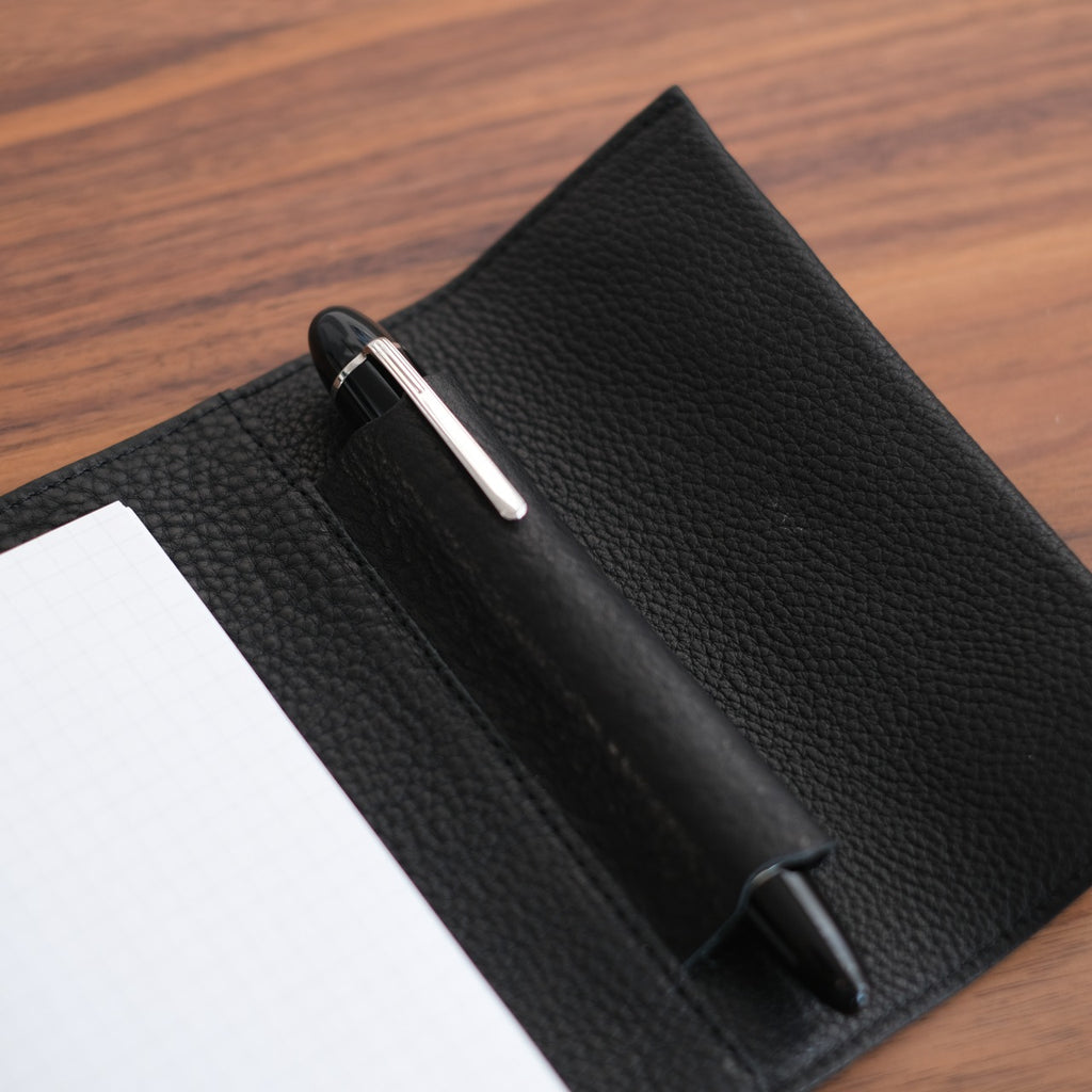 【ペブルヌメ】ペンを持ち歩くシステム手帳　M6サイズ　13mmリング　