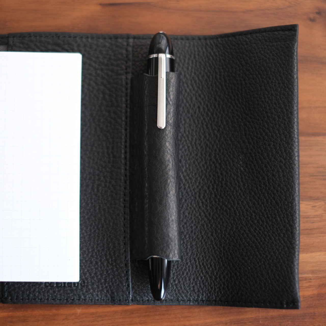 【ペブルヌメ】ペンを持ち歩くシステム手帳　M6サイズ　13mmリング　