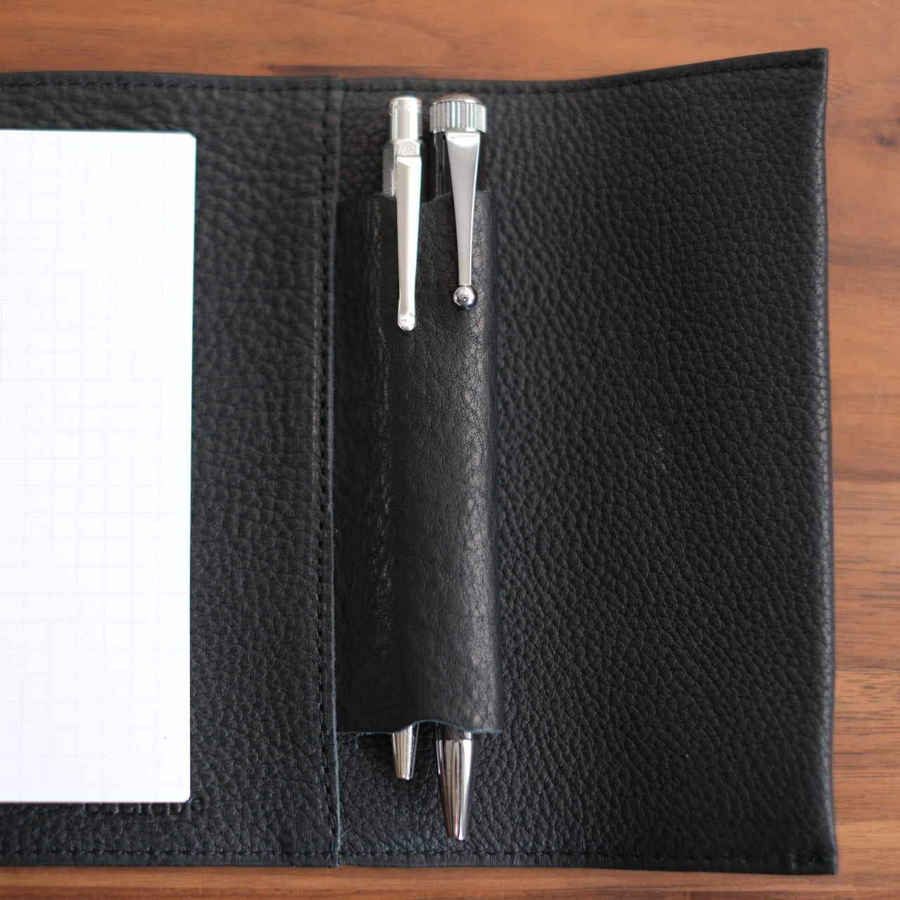 【ペブルヌメ】ペンを持ち歩くシステム手帳　M6サイズ　13mmリング　