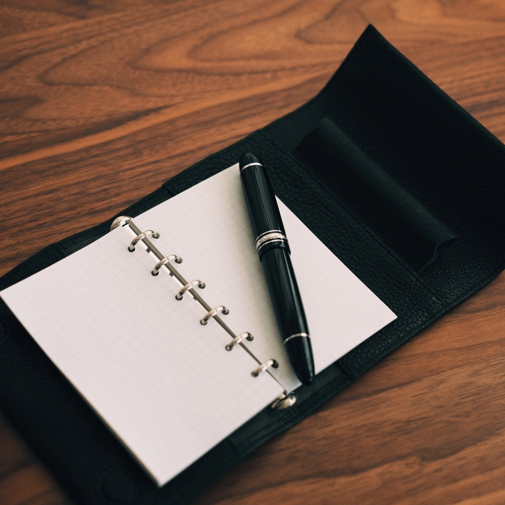 【ペブルヌメ】ペンを持ち歩くシステム手帳　M6サイズ　13mmリング　