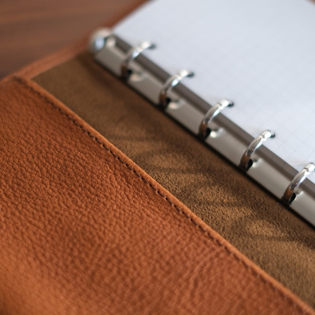 【ペブルヌメ】ペンを持ち歩くシステム手帳　M6サイズ　13mmリング　