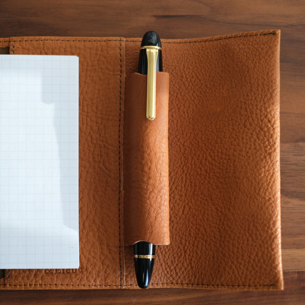 【ペブルヌメ】ペンを持ち歩くシステム手帳　M6サイズ　13mmリング　