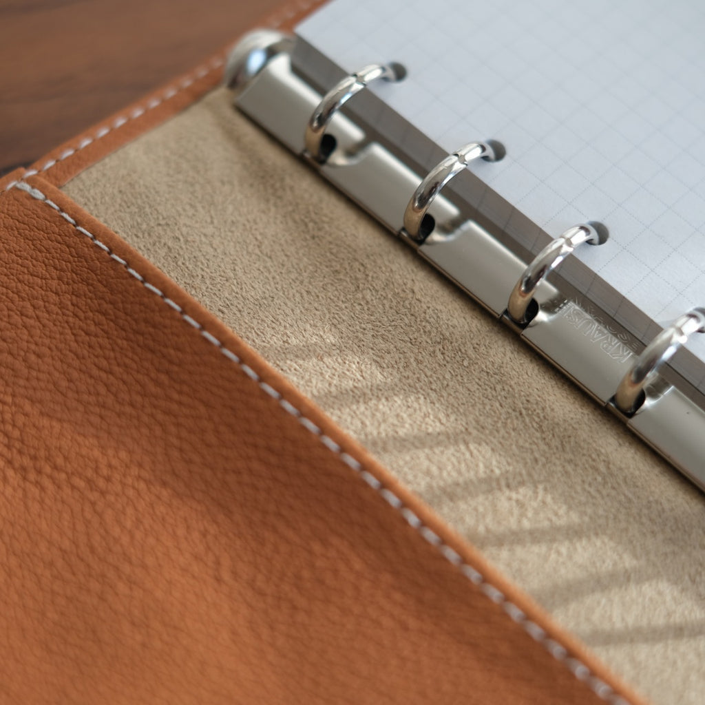 【ペブルヌメ】ペンを持ち歩くシステム手帳　M6サイズ　13mmリング　