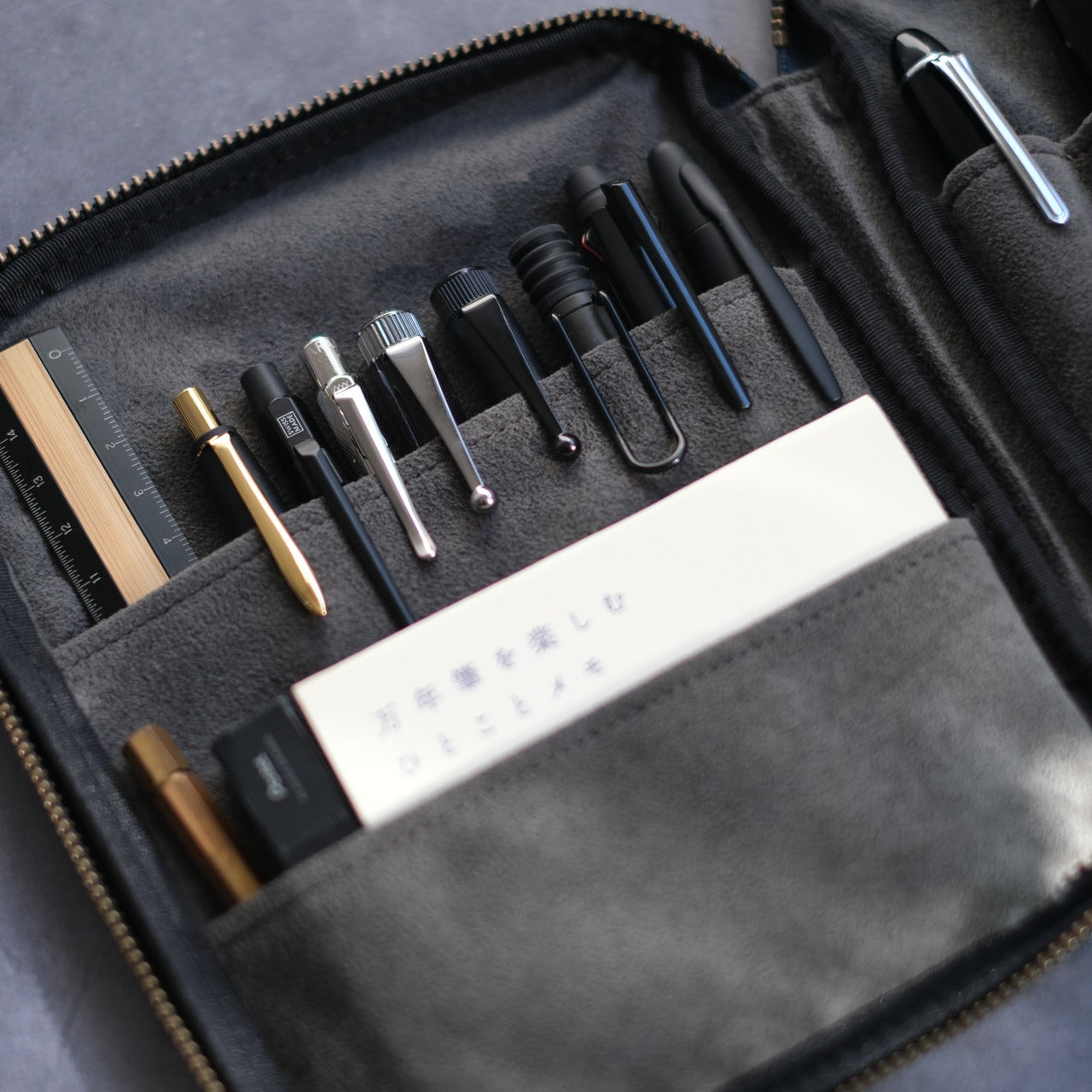 “Every time you open it, your heart flutters” Stationery pouch [Tochigi Leather]