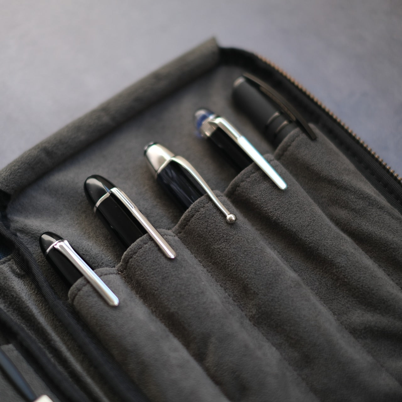 “Every time you open it, your heart flutters” Stationery pouch [Tochigi Leather]