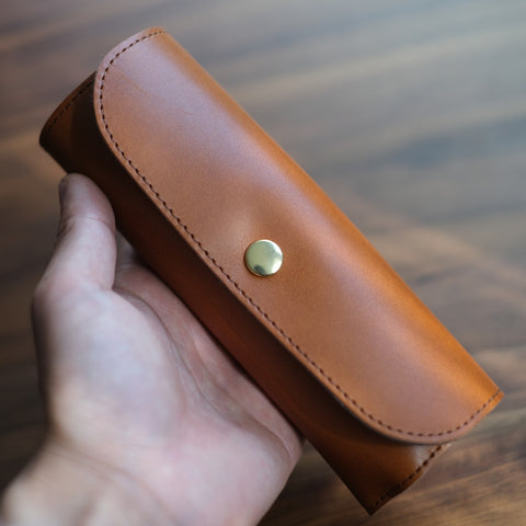 A 3-pen pencil case that gently carries around your 3 important pens, Tochigi leather, made in Japan