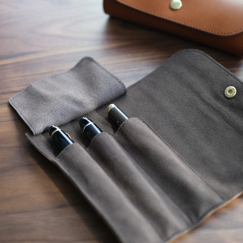 A 3-pen pencil case that gently carries around your 3 important pens, Tochigi leather, made in Japan