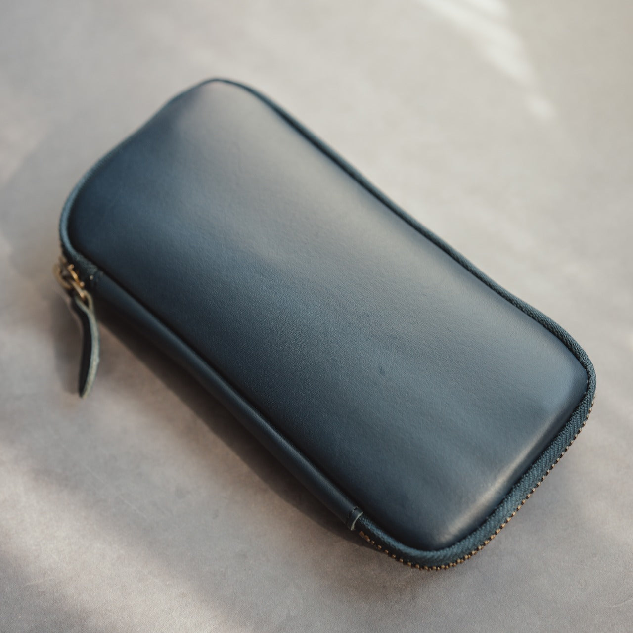 Zip pencil case to protect and view your 6 important pens [Tochigi Leather]
