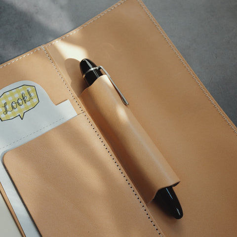 Notebook cover for carrying a pen, A5 size [Tochigi leather] 