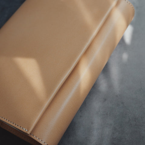 Notebook cover for carrying a pen, A5 size [Tochigi leather] 