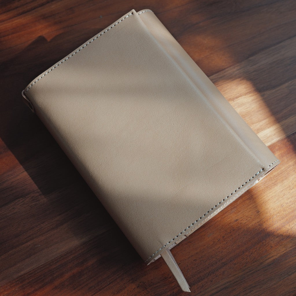 Notebook cover for carrying around a pen A6 size [Tochigi leather]