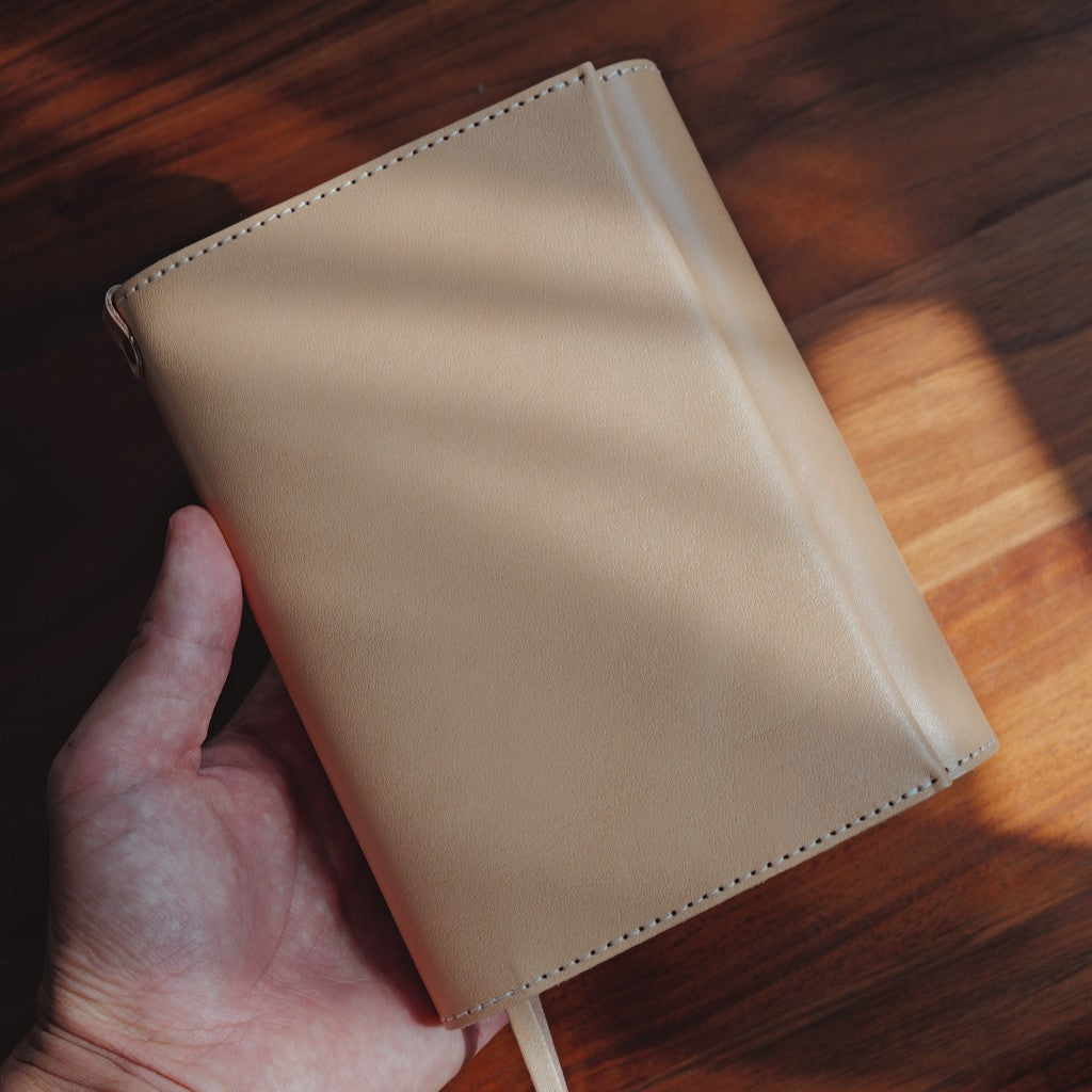 Notebook cover for carrying around a pen A6 size [Tochigi leather]