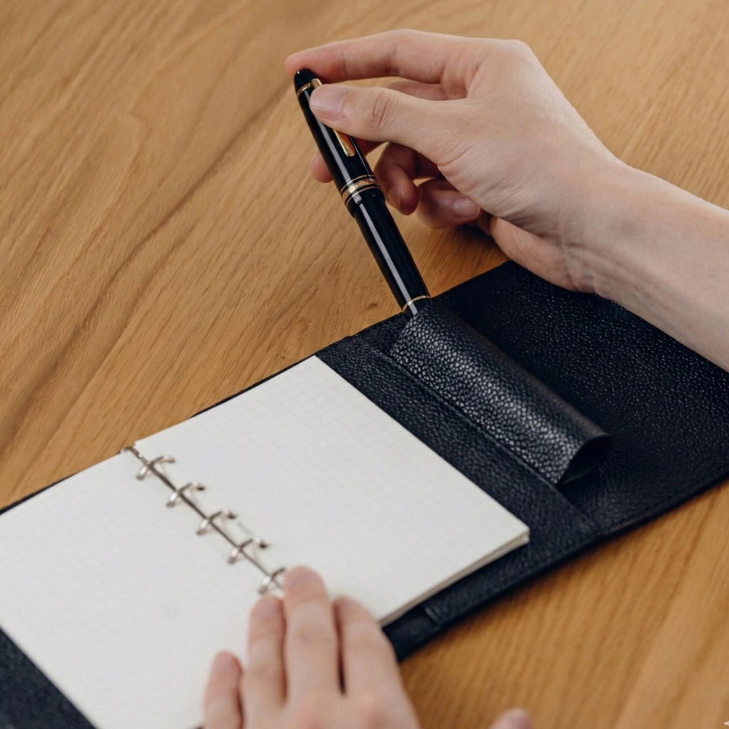 【ペブルヌメ】ペンを持ち歩くシステム手帳　M6サイズ　13mmリング　