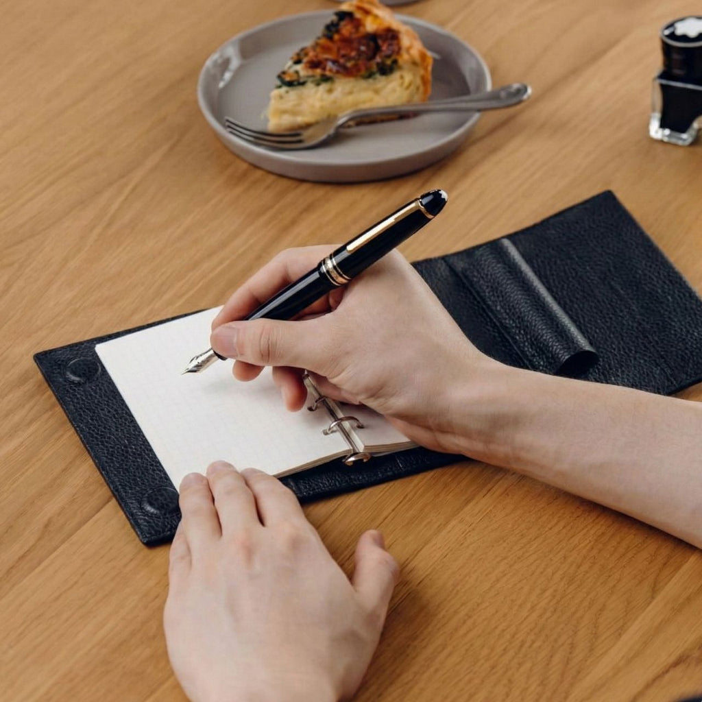 【ペブルヌメ】ペンを持ち歩くシステム手帳　M6サイズ　13mmリング　