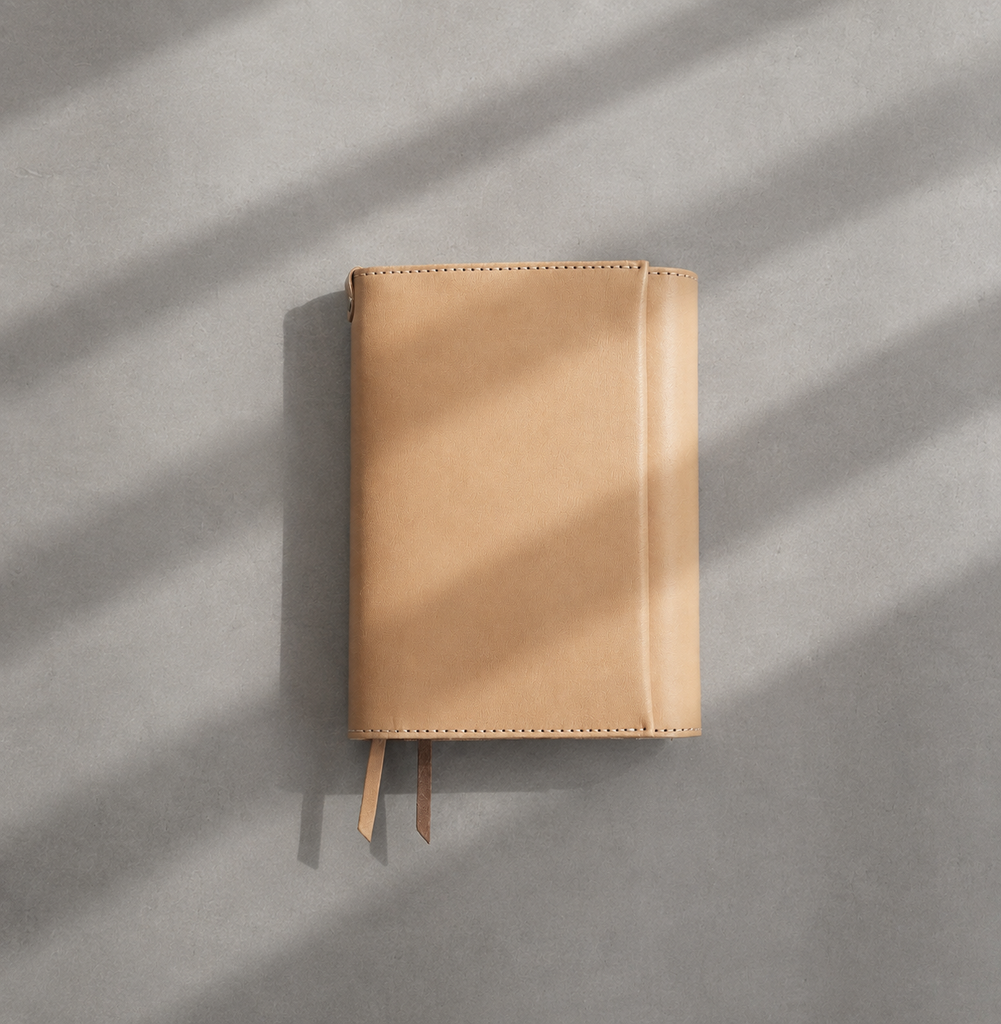 Notebook cover for carrying around a pen A6 size [Tochigi leather]